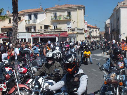 Des centaines de motards réunis place du Marché aux Raisins à Villeveyrac lors du rassemblement annuel des Motos de l'Espoir 34